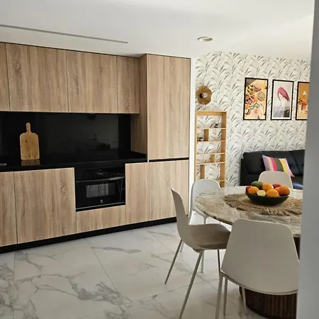 Posidonia Apartment, Ground Floor With Garden,3 Swimming Pools, Jacuzzi,parking Space Apartman